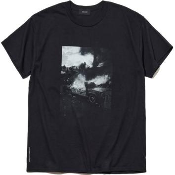 【DELUXE-デラックス】DELUXE x Allan Potter TEE【BLK】